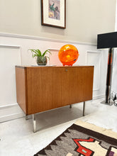 Charger l'image dans la galerie, Buffet moderniste vintage