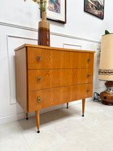 Charger l'image dans la galerie, Commode vintage pieds fuseaux