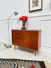 Charger l'image dans la galerie, Buffet vintage pieds fuseaux