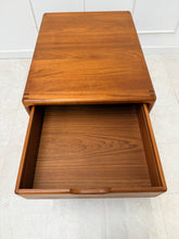 Charger l'image dans la galerie, Table basse scandinave en teck