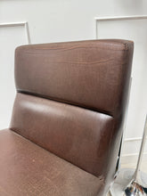 Charger l&#39;image dans la galerie, Fauteuil 70’s Skaï marron vintage
