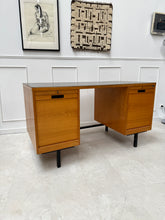 Charger l&#39;image dans la galerie, Bureau de direction vintage