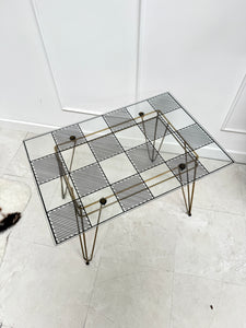 Table d’appoint quadrillée