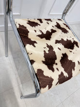 Charger l'image dans la galerie, Chaise années 70 tissu vache