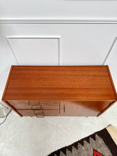 Charger l'image dans la galerie, Buffet vintage pieds fuseaux