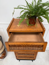 Charger l'image dans la galerie, Chiffonnier vintage en rotin