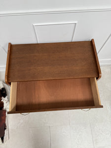 Commode pieds compas