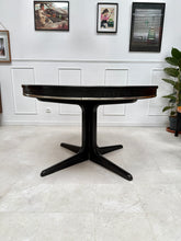 Charger l'image dans la galerie, Ensemble table ronde + chaises en cuir