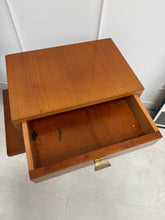 Charger l&#39;image dans la galerie, Table de chevet vintage