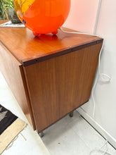 Charger l'image dans la galerie, Buffet moderniste vintage