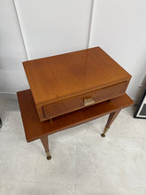 Charger l&#39;image dans la galerie, Table de chevet vintage