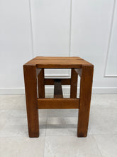 Charger l'image dans la galerie, Tabouret brutaliste en pin