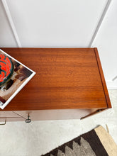 Charger l'image dans la galerie, Buffet vintage pieds fuseaux
