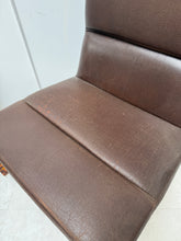 Charger l&#39;image dans la galerie, Fauteuil 70’s Skaï marron vintage