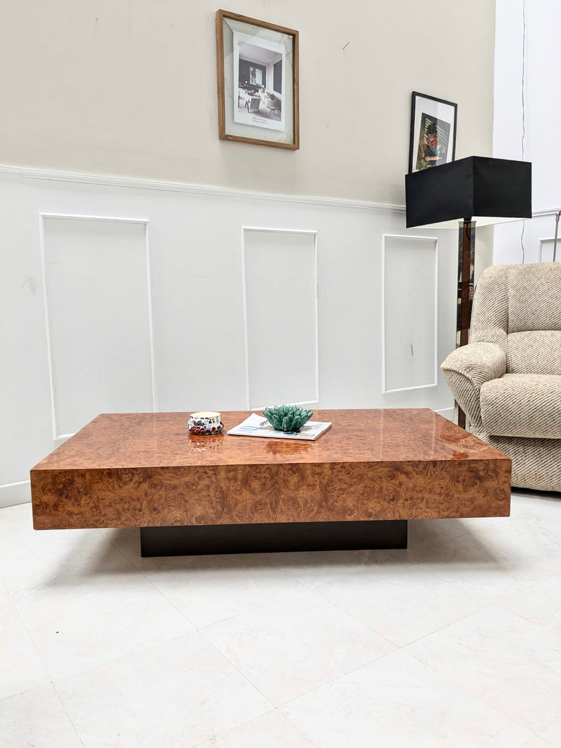 Table basse en loupe d’orme