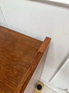 Commode pieds compas