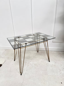 Table d’appoint quadrillée