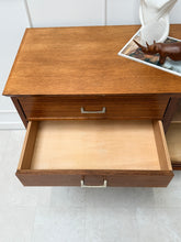 Charger l'image dans la galerie, Buffet vintage pieds compas