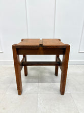 Charger l'image dans la galerie, Tabouret brutaliste en pin