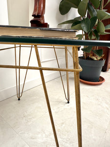Table d’appoint quadrillée