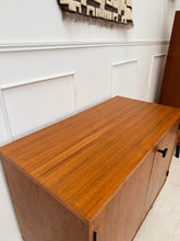 Charger l&#39;image dans la galerie, Buffet moderniste vintage