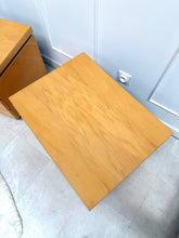Charger l&#39;image dans la galerie, Paire de tables de chevet Mahey