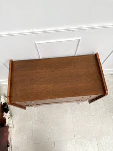 Commode pieds compas