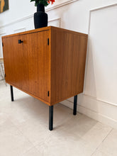 Charger l&#39;image dans la galerie, Buffet moderniste vintage