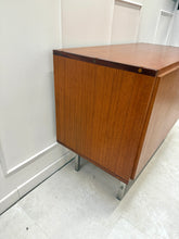 Charger l'image dans la galerie, Buffet moderniste vintage