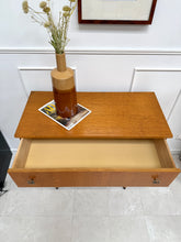 Charger l'image dans la galerie, Commode vintage pieds fuseaux
