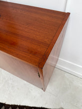 Charger l'image dans la galerie, Buffet vintage pieds fuseaux