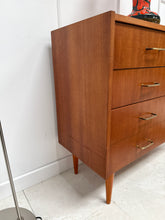 Charger l'image dans la galerie, Buffet vintage pieds fuseaux