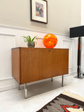 Charger l'image dans la galerie, Buffet moderniste vintage