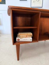 Charger l'image dans la galerie, Bureau scandinave en teck double face