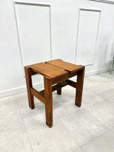 Charger l'image dans la galerie, Tabouret brutaliste en pin