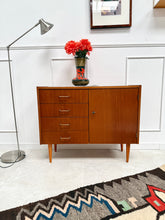 Charger l'image dans la galerie, Buffet vintage pieds fuseaux