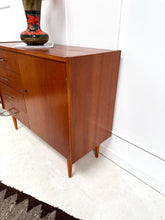 Charger l'image dans la galerie, Buffet vintage pieds fuseaux