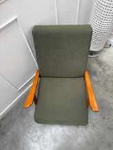 Charger l&#39;image dans la galerie, Fauteuil tissu bouclette kaki