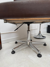 Charger l&#39;image dans la galerie, Fauteuil 70’s Skaï marron vintage