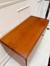 Charger l'image dans la galerie, Buffet moderniste vintage