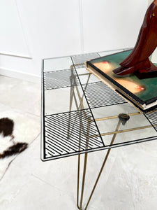 Table d’appoint quadrillée