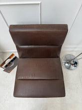 Charger l&#39;image dans la galerie, Fauteuil 70’s Skaï marron vintage
