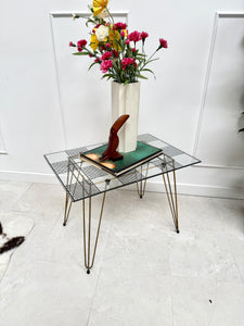 Table d’appoint quadrillée