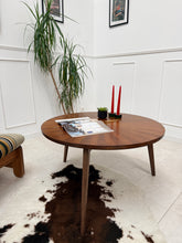 Charger l'image dans la galerie, Table basse ronde en teck