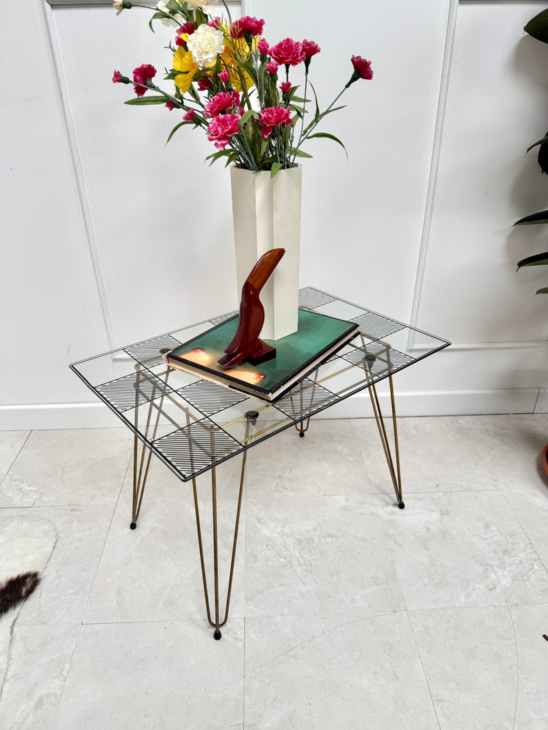 Table d’appoint quadrillée