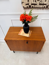 Charger l&#39;image dans la galerie, Buffet moderniste vintage