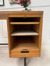 Charger l&#39;image dans la galerie, Bureau de direction vintage