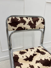 Charger l'image dans la galerie, Chaise années 70 tissu vache