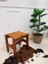 Charger l'image dans la galerie, Tabouret brutaliste en pin