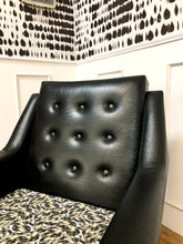Charger l&#39;image dans la galerie, Paire de fauteuils en skaï noir